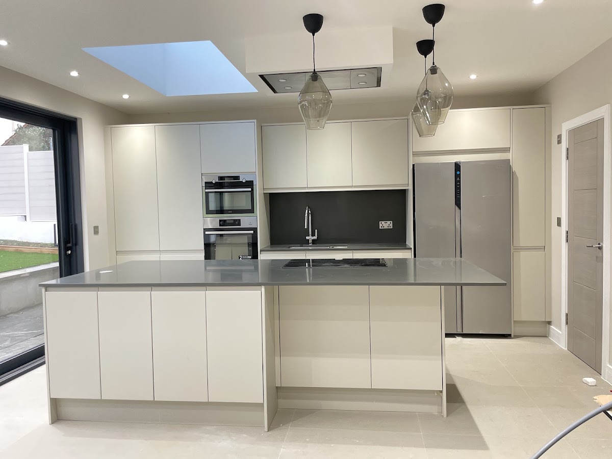 Cream handleless fitted kitchen with a large island